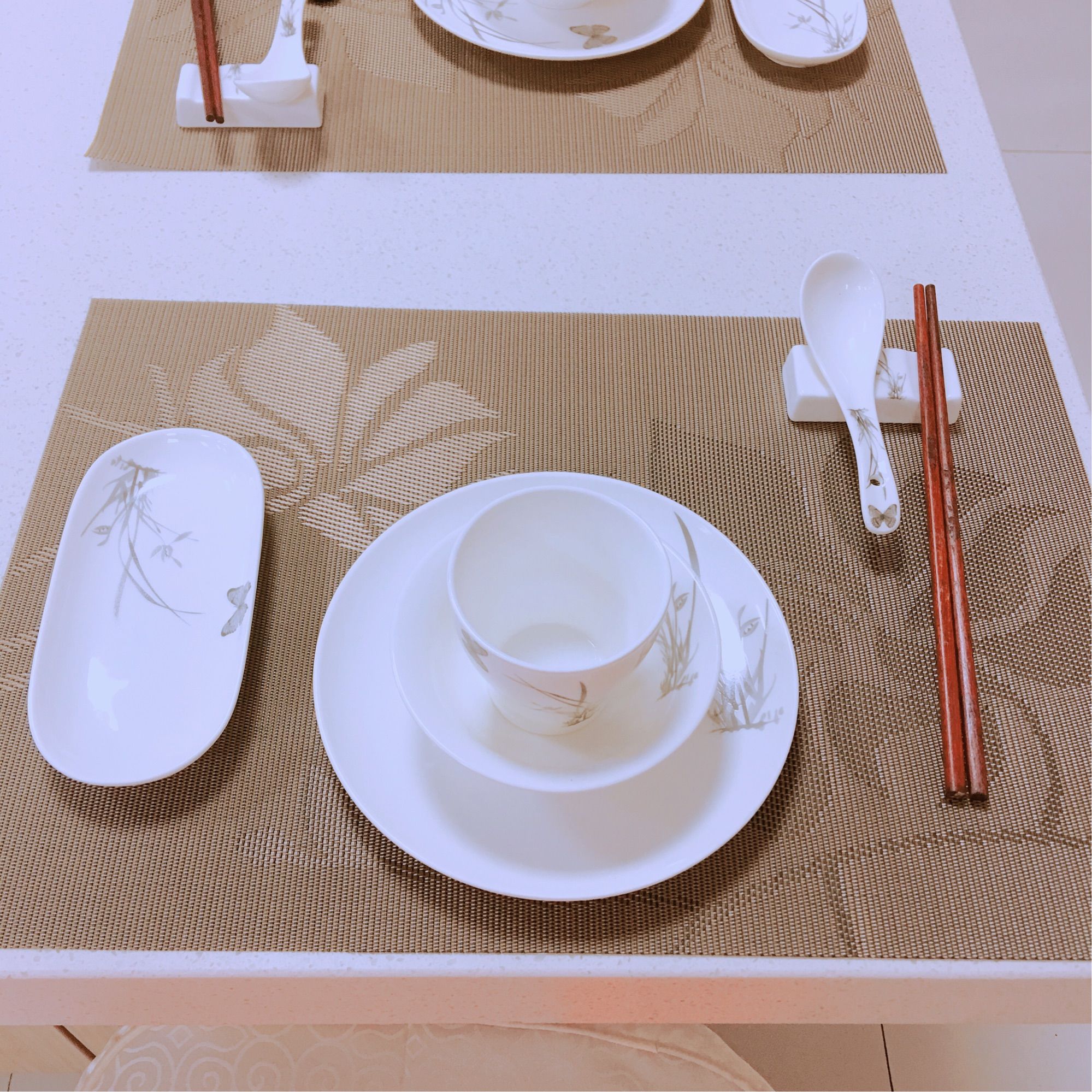 整齐餐具中的生活秩序